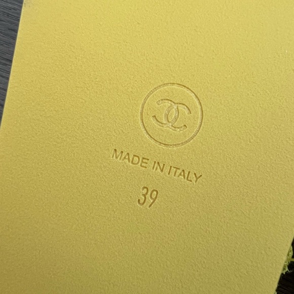 SOLD ❌ New 🌟 Rare Chanel CC Tweed Chain Yellow Sandals Size 39 - Picture 9 of 10